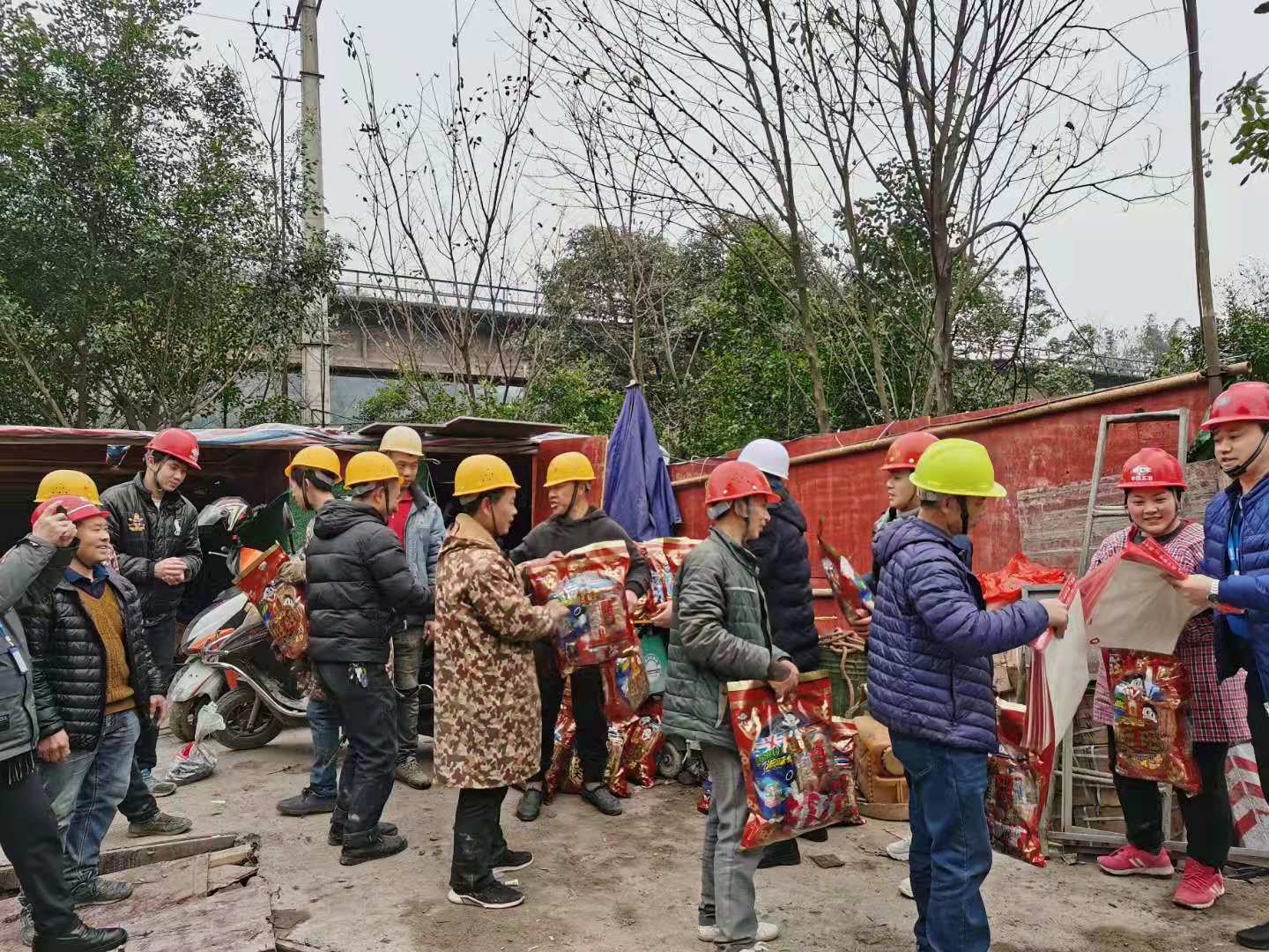 節(jié)前送“?！钡焦さ?  濃濃關(guān)愛暖人心