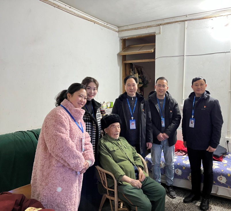 節(jié)前慰問送溫暖，情系下渡口社區(qū)困難群眾