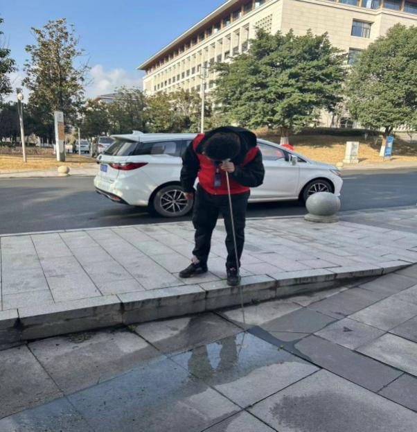 供水進(jìn)校園 服務(wù)暖人心 —投資公司支部、臨港支部聯(lián)合開展“進(jìn)校辦實(shí)事”主題黨日活動(dòng)